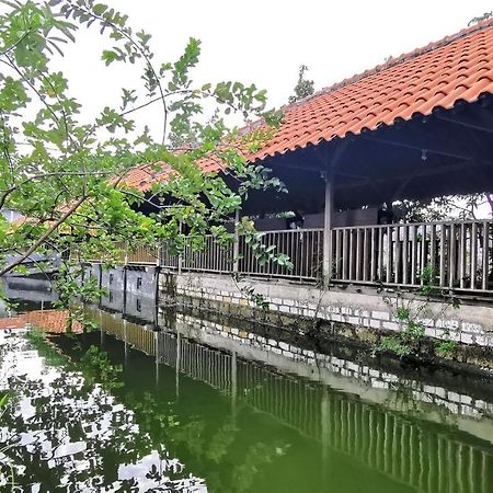 Hotel Aqiilah Syariah Lamongan Exterior foto